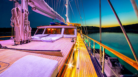 Yacht Dea Del Mare deck