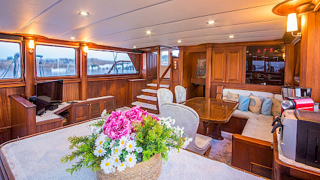 Yacht Dea Del Mare saloon