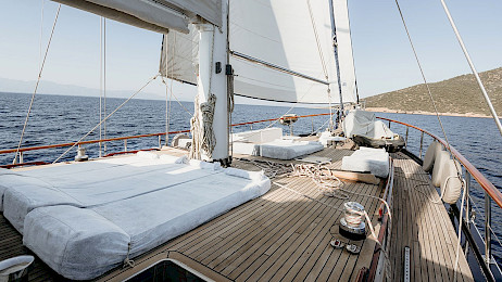 Yacht Dea Del Mare deck