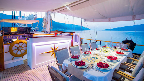 Yacht Dea Del Mare deck