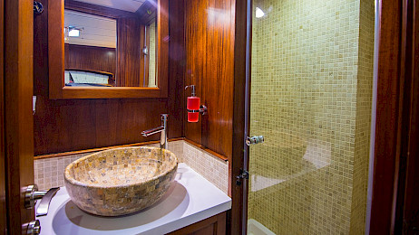 Yacht Dea Del Mare cabin bathroom