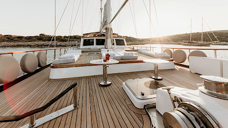 Yacht Dea Del Mare deck