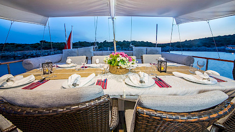 Yacht Dea Del Mare dining table