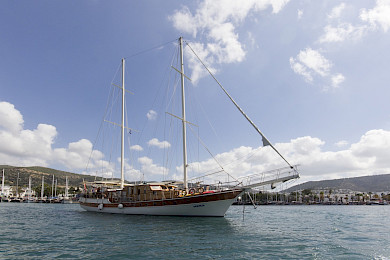 Yacht Hera side view