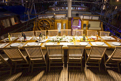 Yacht Hera dining table