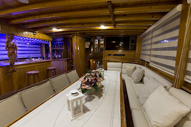 Yacht Hera saloon