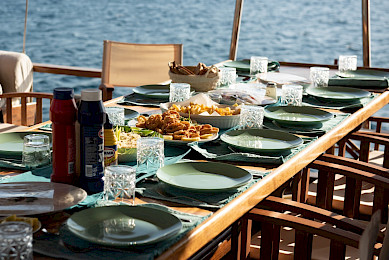 Yacht Hera dining table