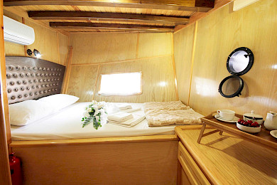 Yacht Harmonia cabin bathroom