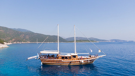 Yacht Harmonia side view