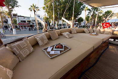 Yacht Harmonia aft