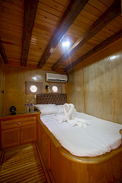 Yacht Harmonia cabin