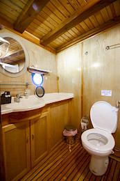 Yacht Harmonia cabin bathroom