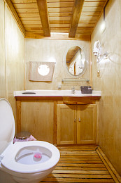 Yacht Harmonia cabin bathroom