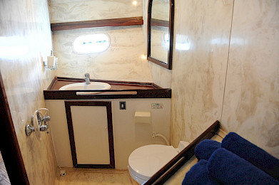 Yacht Vito cabin bathroom