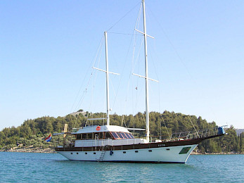 Yacht Vito side view