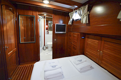 Yacht Ros Mare cabin