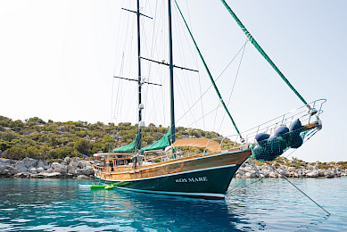 Yacht Ros Mare side view