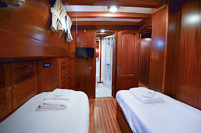 Yacht Ros Mare cabin