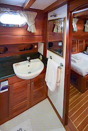 Yacht Ros Mare cabin bathroom