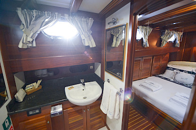 Yacht Ros Mare cabin bathroom