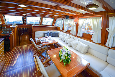 Yacht Ros Mare saloon