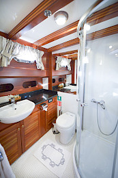 Yacht Ros Mare cabin bathroom