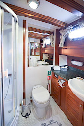 Yacht Ros Mare cabin bathroom