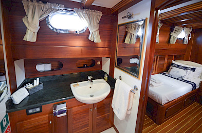 Yacht Ros Mare cabin bathroom