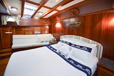 Yacht Ros Mare cabin