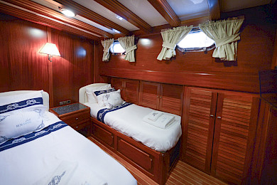 Yacht Ros Mare cabin