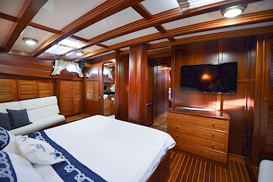 Yacht Ros Mare cabin