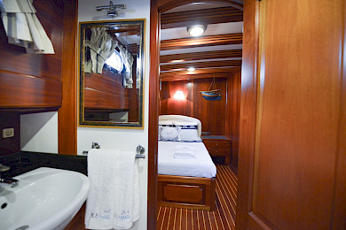 Yacht Ros Mare cabin bathroom