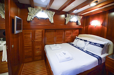 Yacht Ros Mare cabin