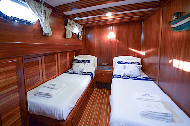 Yacht Ros Mare cabin