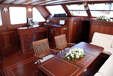 Yacht Atalante saloon