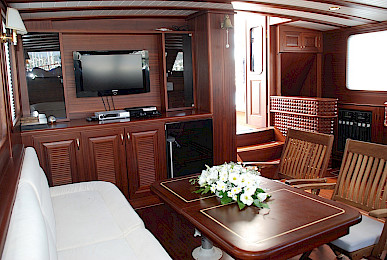 Yacht Atalante saloon