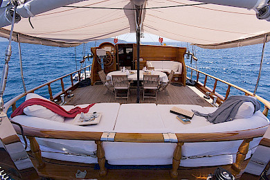 Yacht Atalante aft