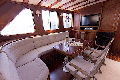 Yacht Atalante saloon