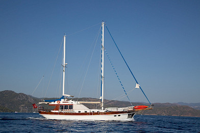 Yacht Serenity 70 side view