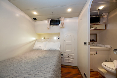 Yacht Serenity 70 cabin