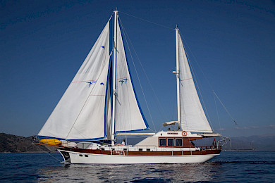 Yacht Serenity 70 side view