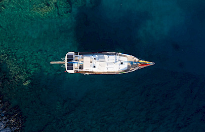 Yacht Serenity 70 aerial view