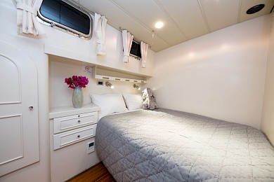 Yacht Serenity 70 cabin