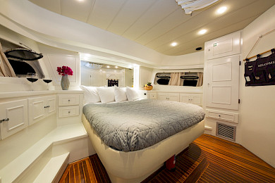 Yacht Serenity 70 cabin