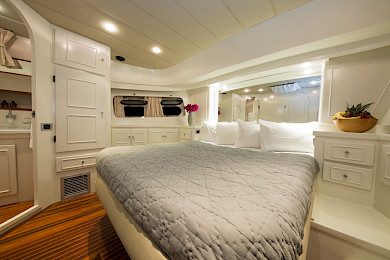 Yacht Serenity 70 cabin