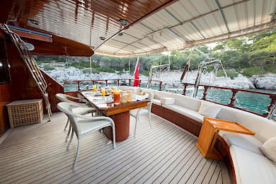 Yacht Serenity 70 aft