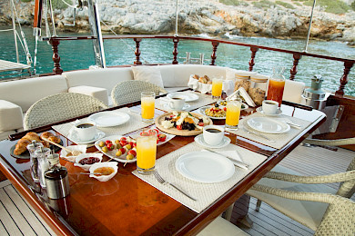 Yacht Serenity 70 dining table