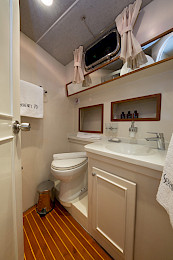 Yacht Serenity 70 cabin bathroom