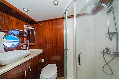 Yacht Perla Del Mar 1 cabin bathroom