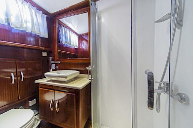 Yacht Perla Del Mar 1 cabin bathroom